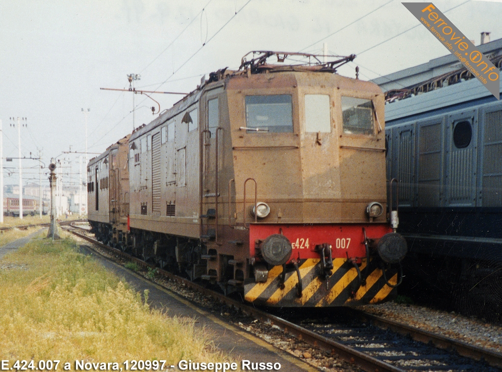 E.424 - Livrea Castano / Isabella - E.424.049 - FotoFerrovie.Info